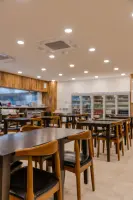 편안한 분위기의 내추럴 우드 한식당 윤밀원